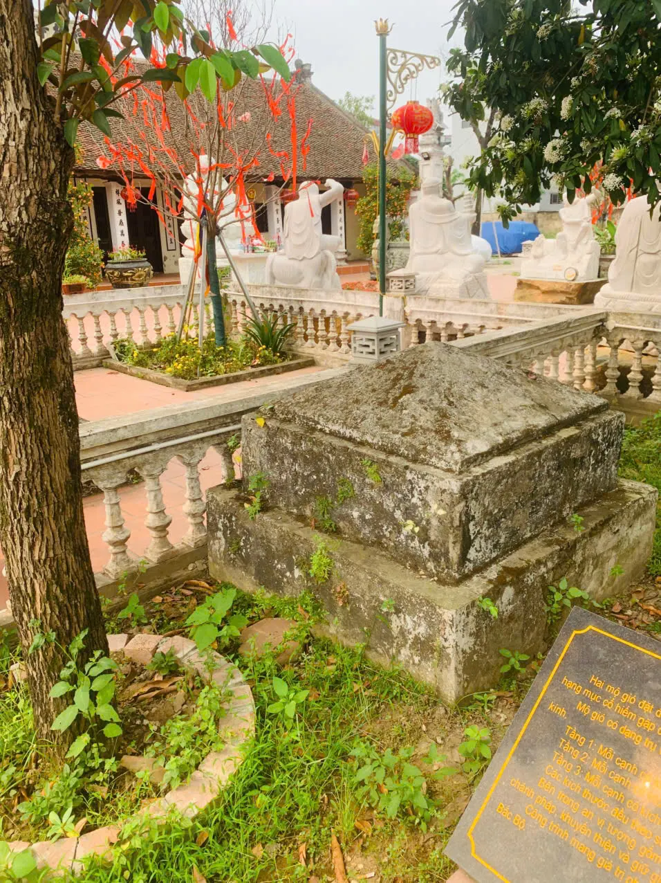 BÍ ÂN 2 NGÔI MỘ GIÓ CHÙA PHÚC LÂM
